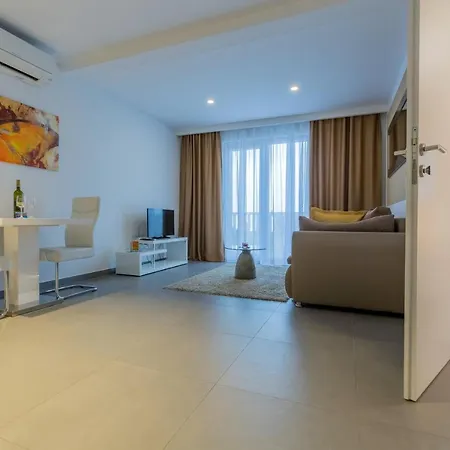 Apartment Family Friendly With A Swimming Pool - 19147 Makarska