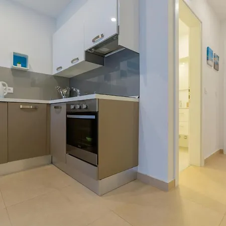 Apartment Family Friendly With A Swimming Pool - 19147 Makarska