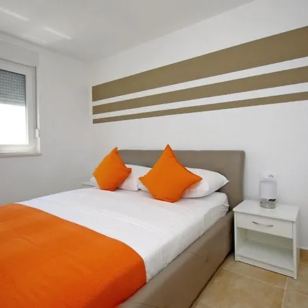 Apartment Family Friendly With A Swimming Pool - 19147 Makarska