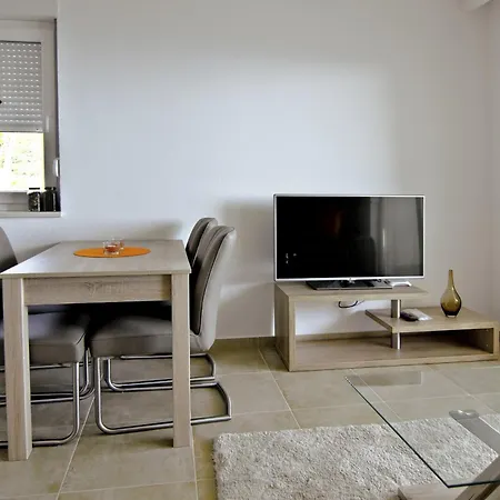 Apartment Family Friendly With A Swimming Pool - 19147 Makarska